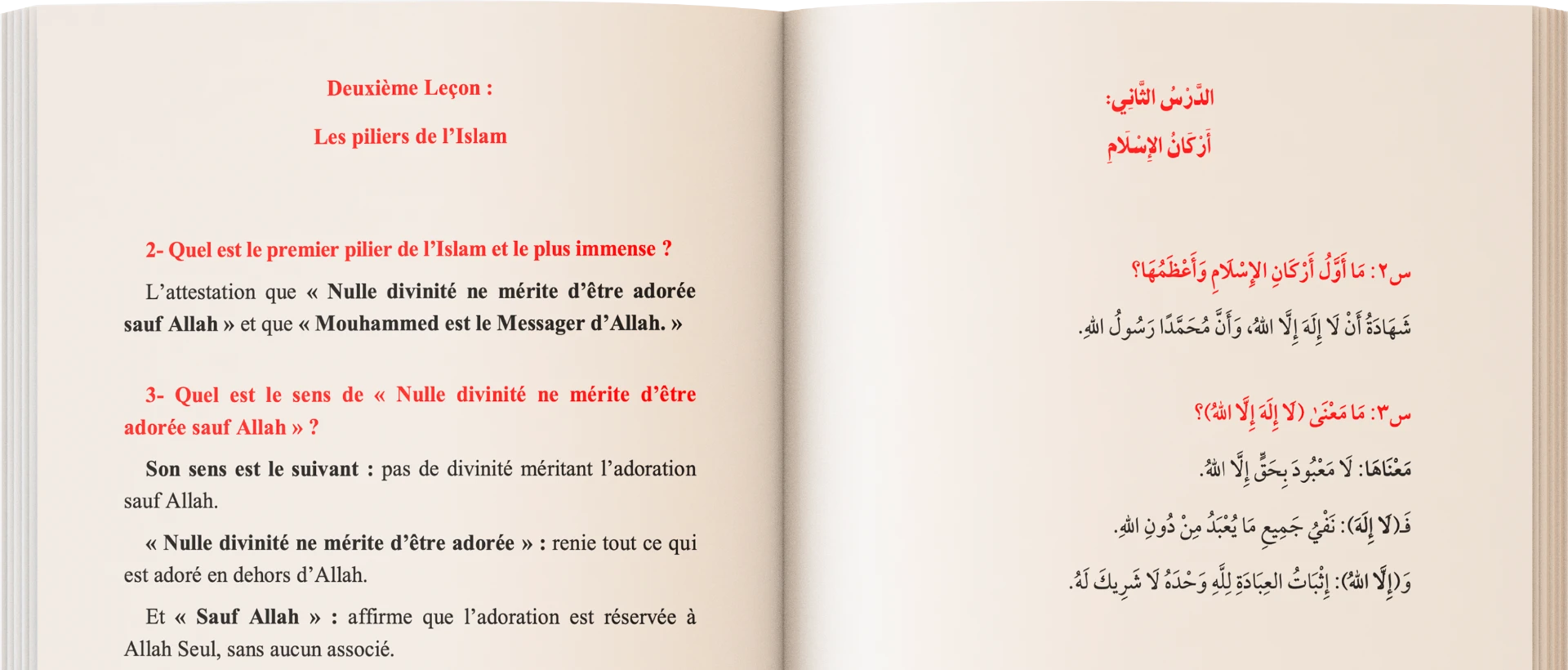 Double page d’un livre An Najm : la leçon en français à gauche, la même leçon en arabe à droite